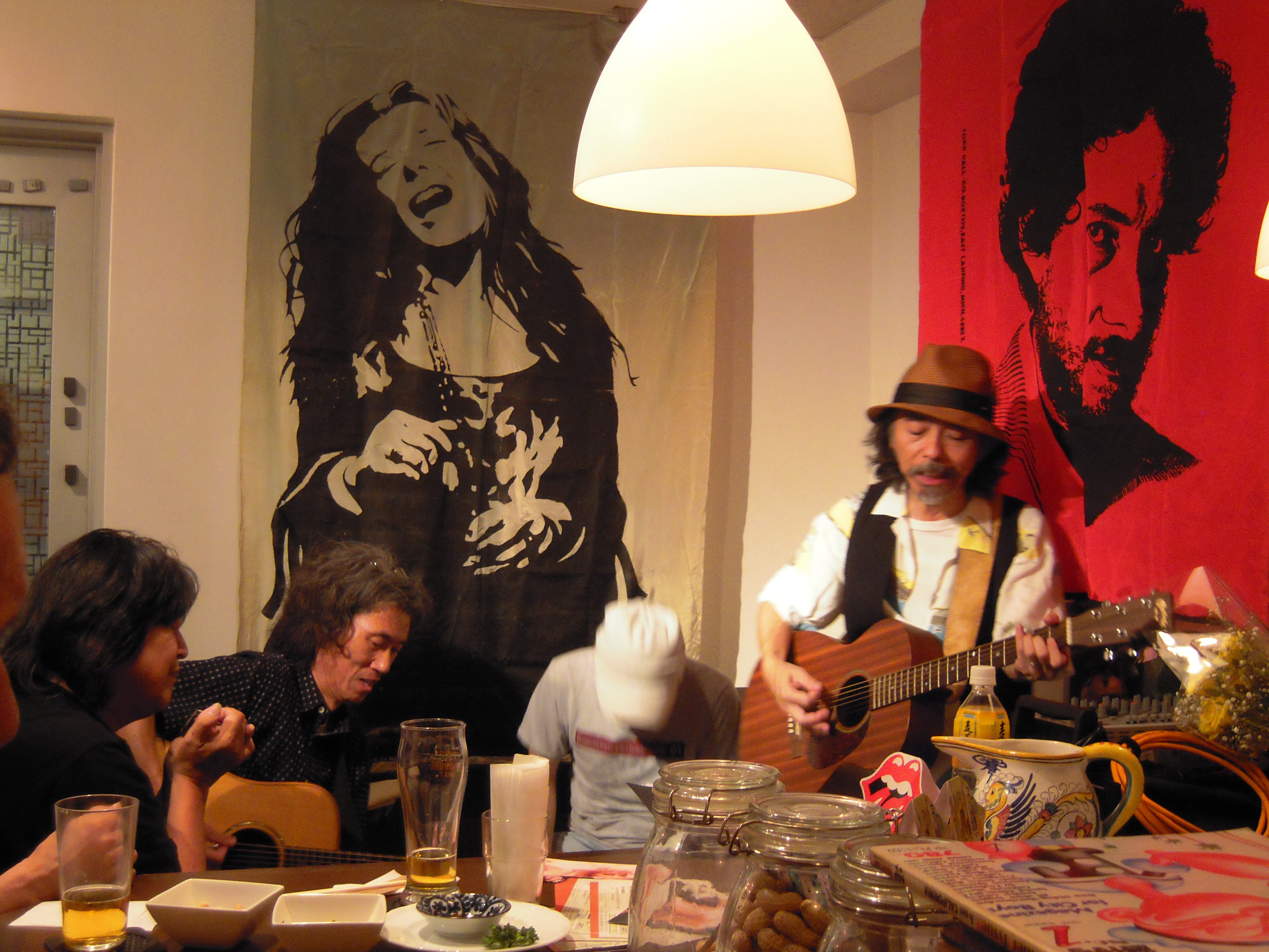左からブルースハープ・山木康世、ブルースギター・船岡辰哉さん、パーカッション・タヒさん、ギターと歌・岡田信一さん