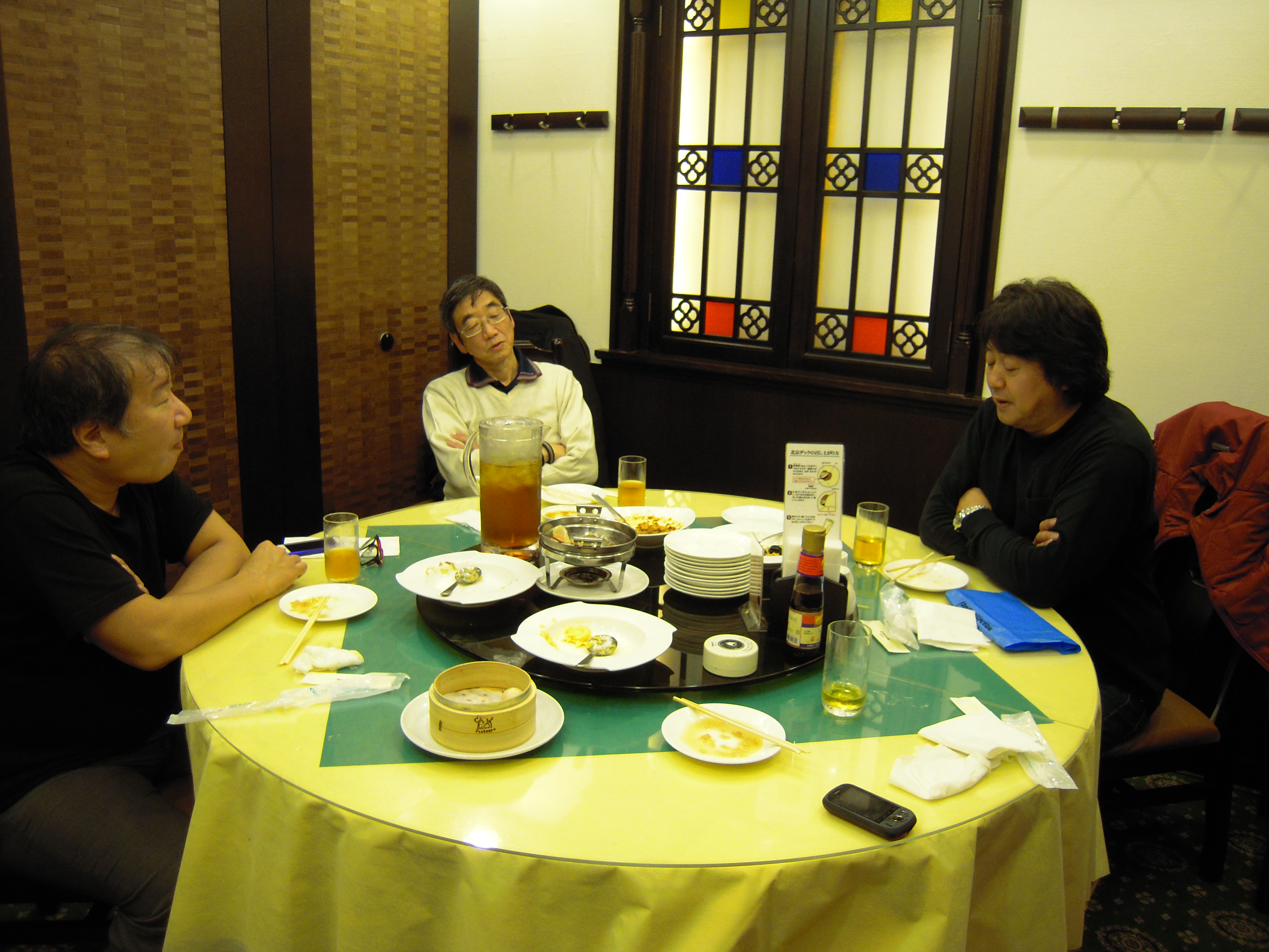 円卓を囲んで意見交換。本場の中華料理に舌鼓を打ちました。
