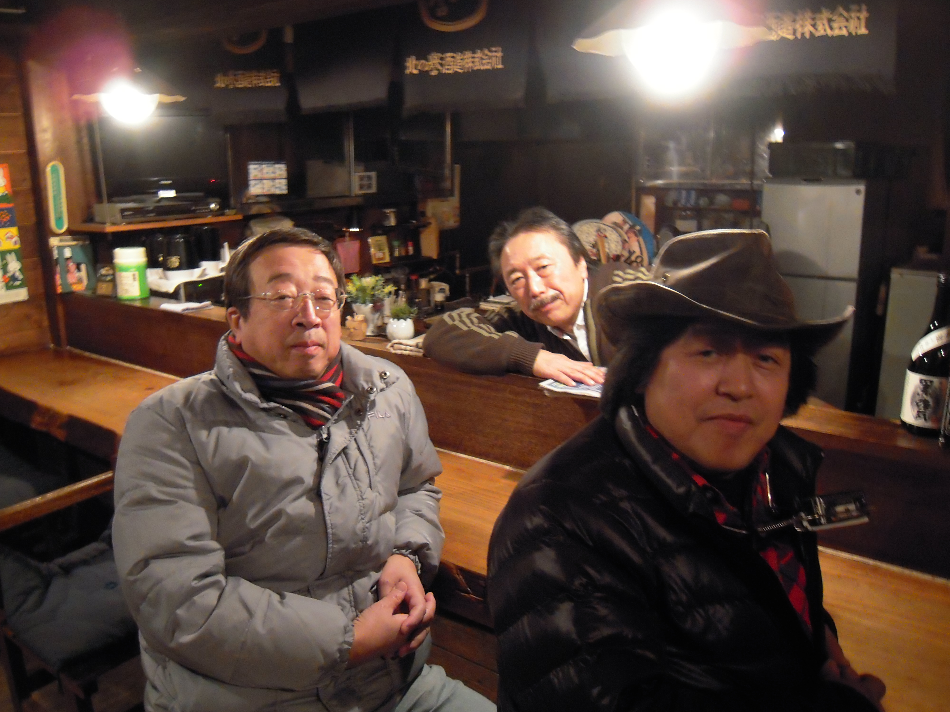 リハーサルを終えて一息。左から、小樽在住の従弟の山木祥生さん、「一匹長屋」マスター・下村さん、山木康世