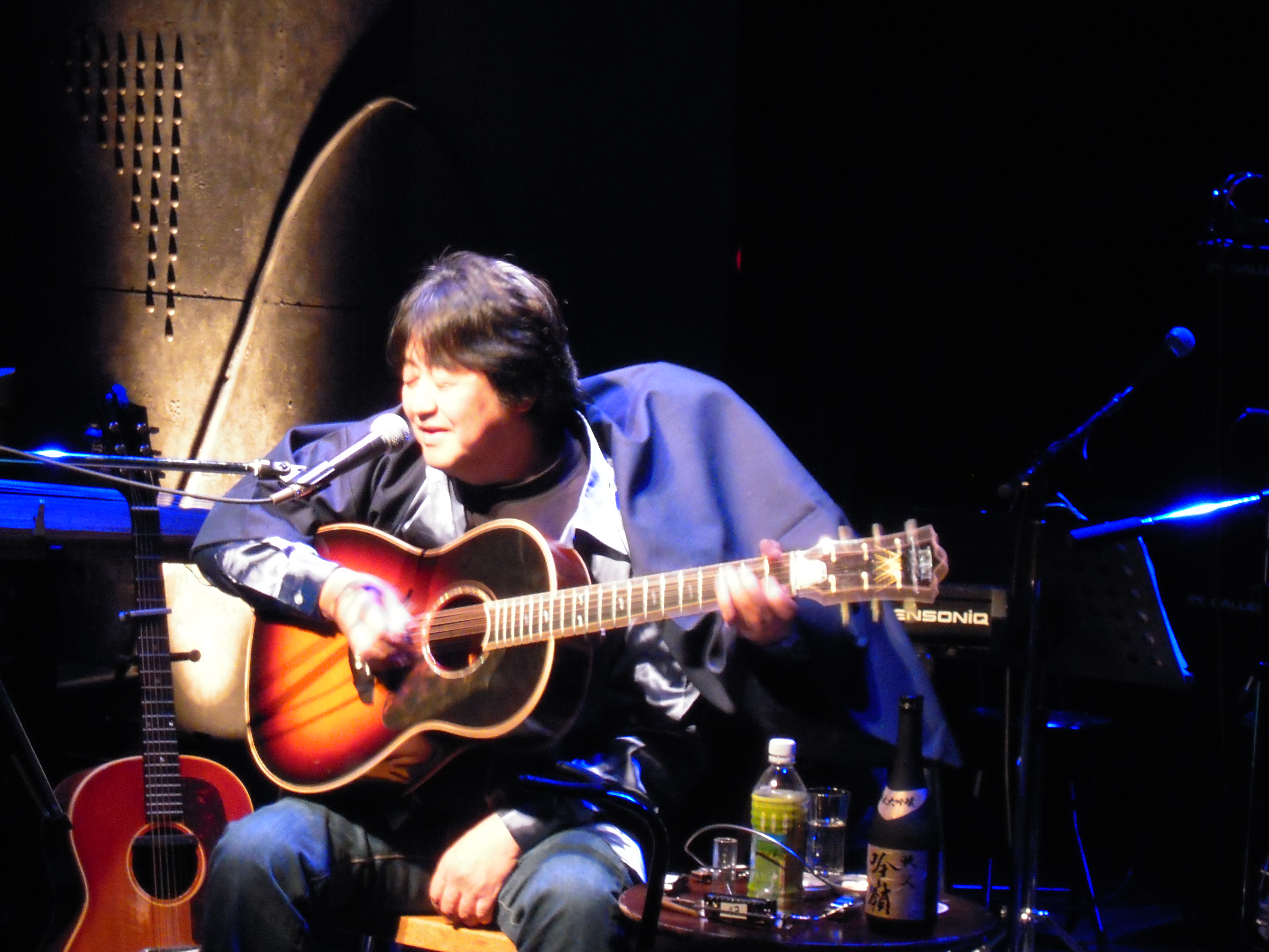 吉田さんと息のあった二人羽織ギターを披露。