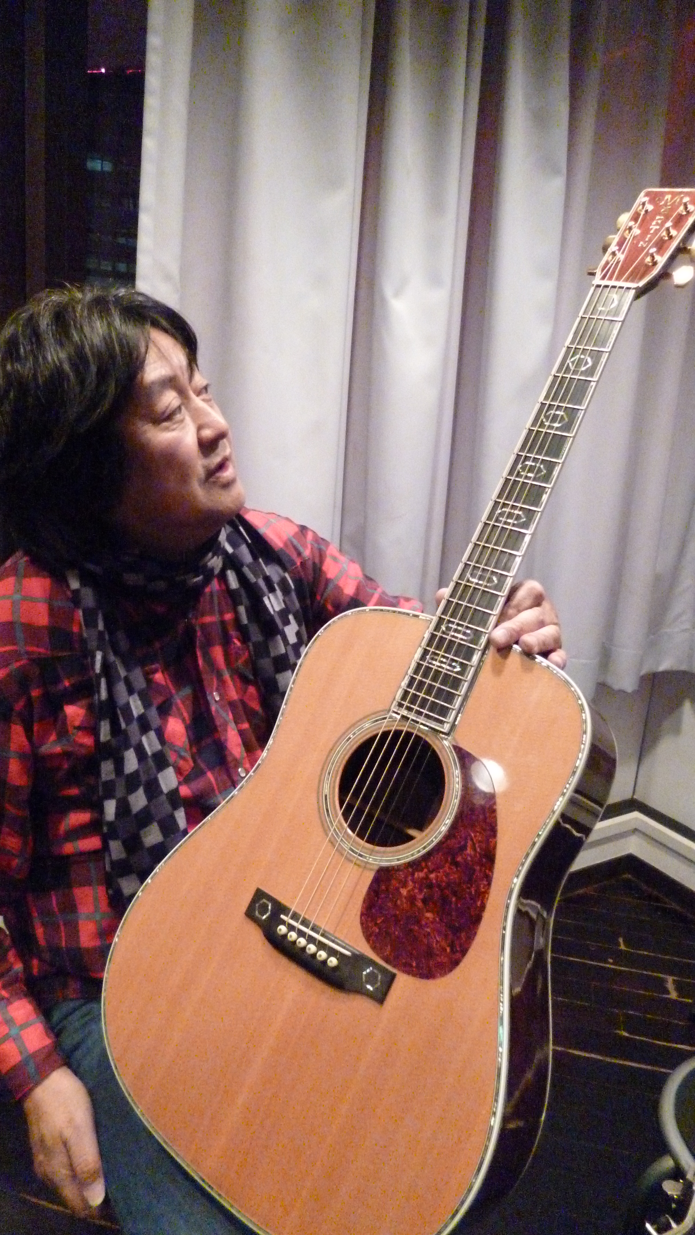 「拓郎age」マスターご自慢の高級ギターを試奏