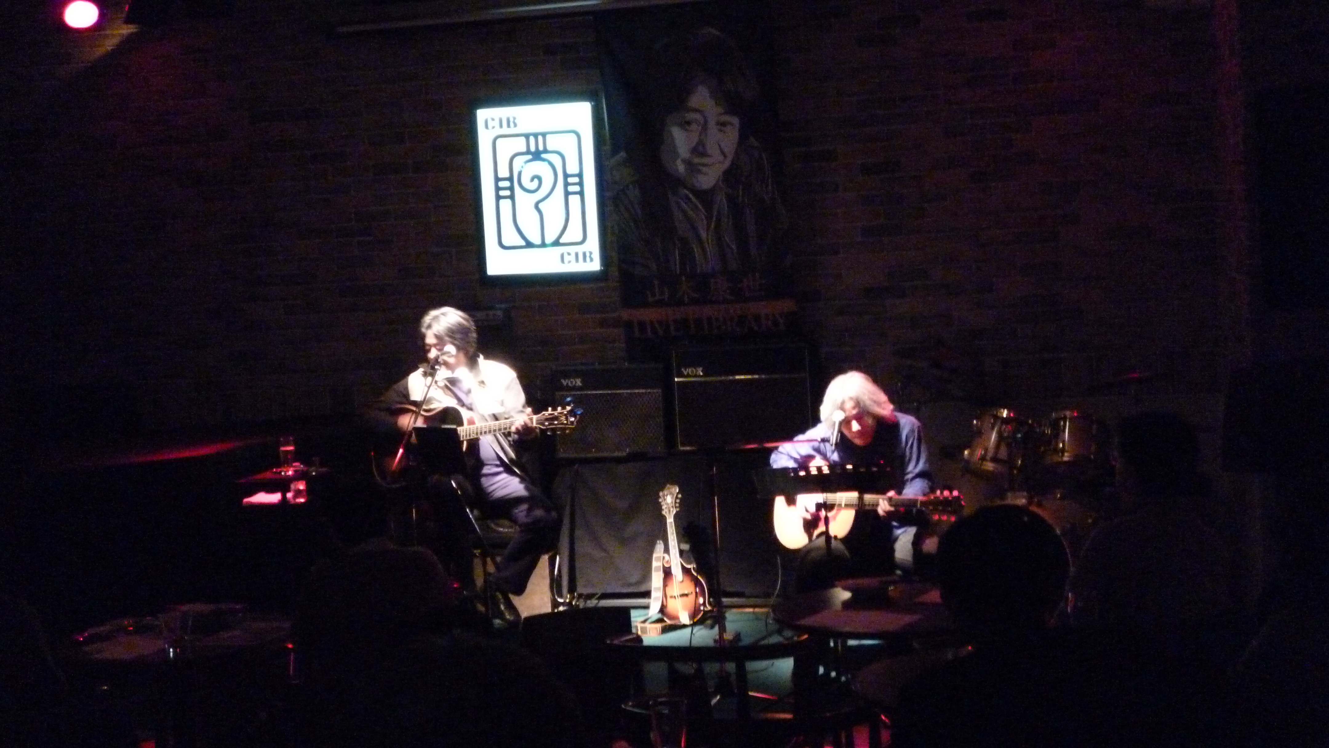 アンコールでは地元のミュージシャン・徳永伸介さんと共演。