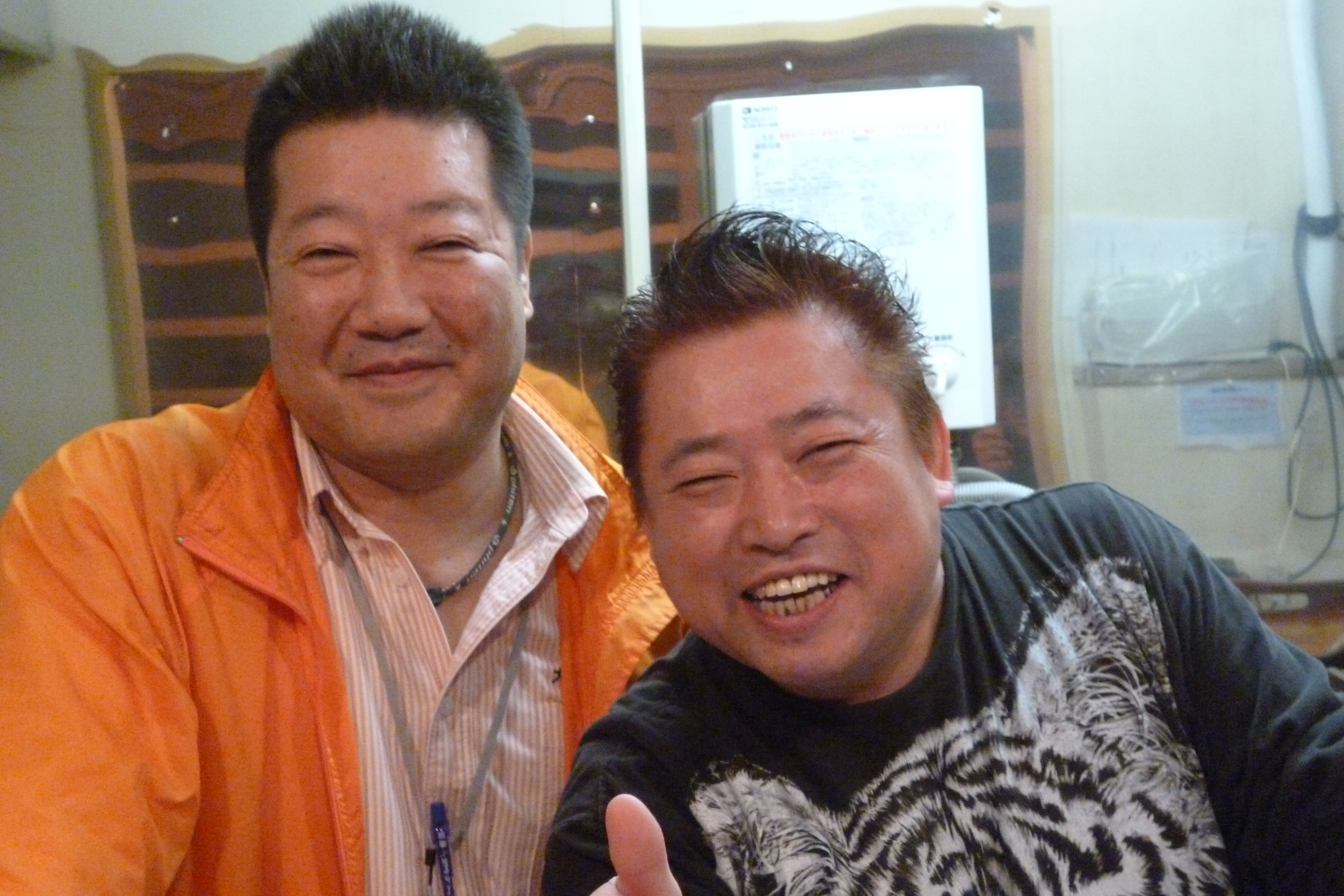 大館ライブ開催にあたりお世話になった大館ケーブルテレビの岩澤さん（左）と打ち上げでた～～～くさんの秋田の美酒をご提供いただいた「きたはる」のマスター、ありがとうございました。