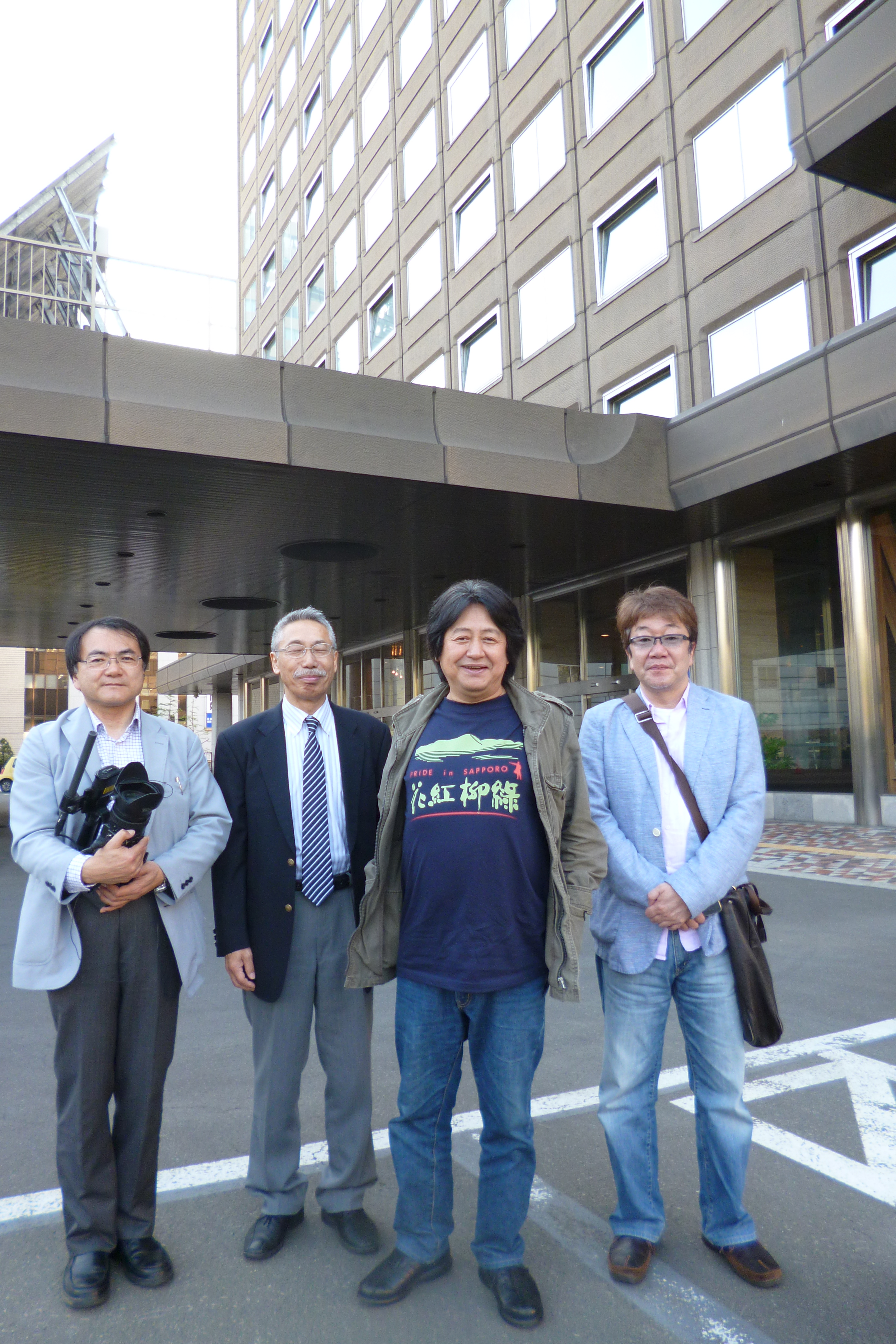 市長と面会後、札幌市役所前で