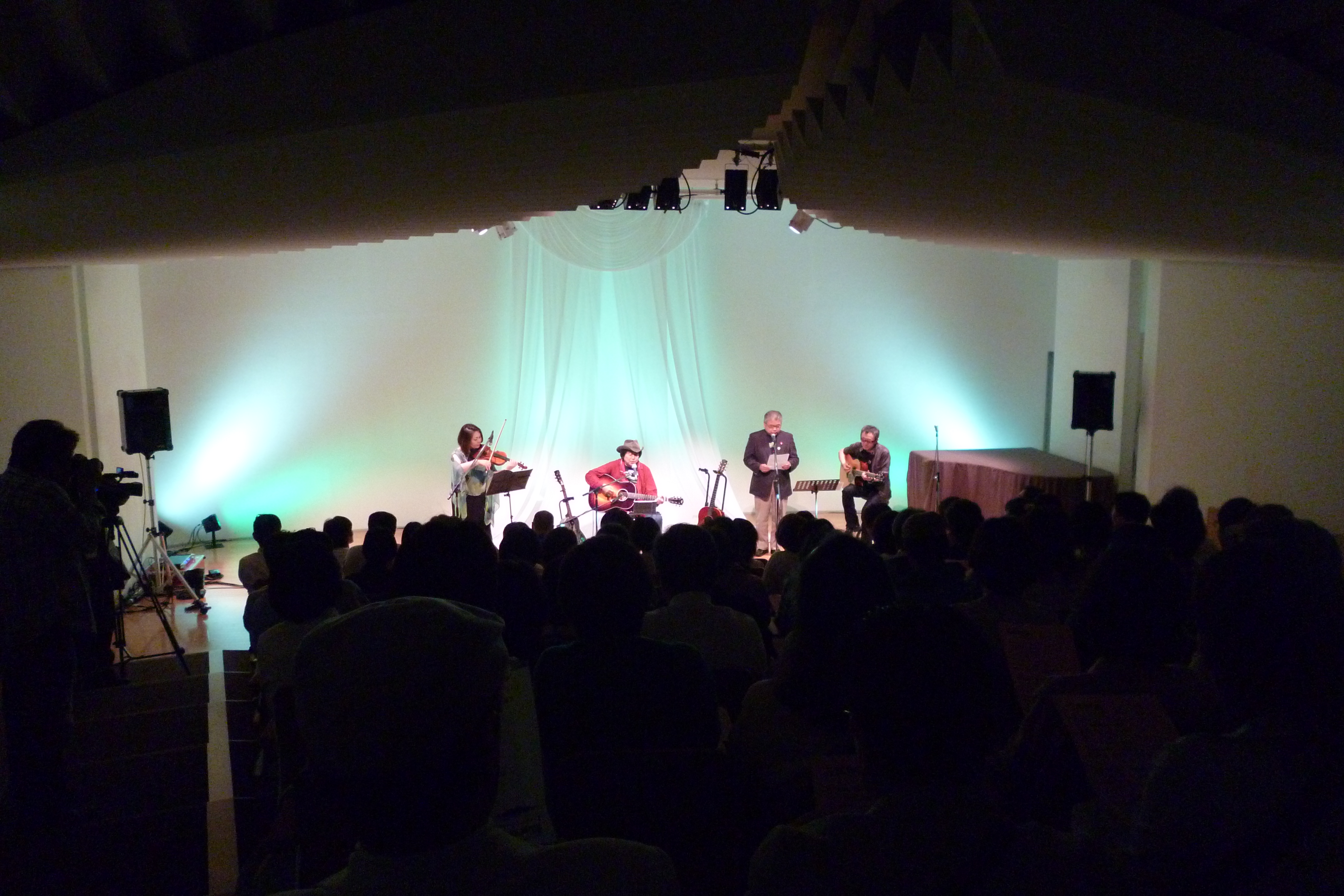左からバイオリン・杉田さん、BOSS、上田市長、ギター・曽山さん。会場のお客様も一緒に「花は紅、柳は緑～♪」の大合唱。