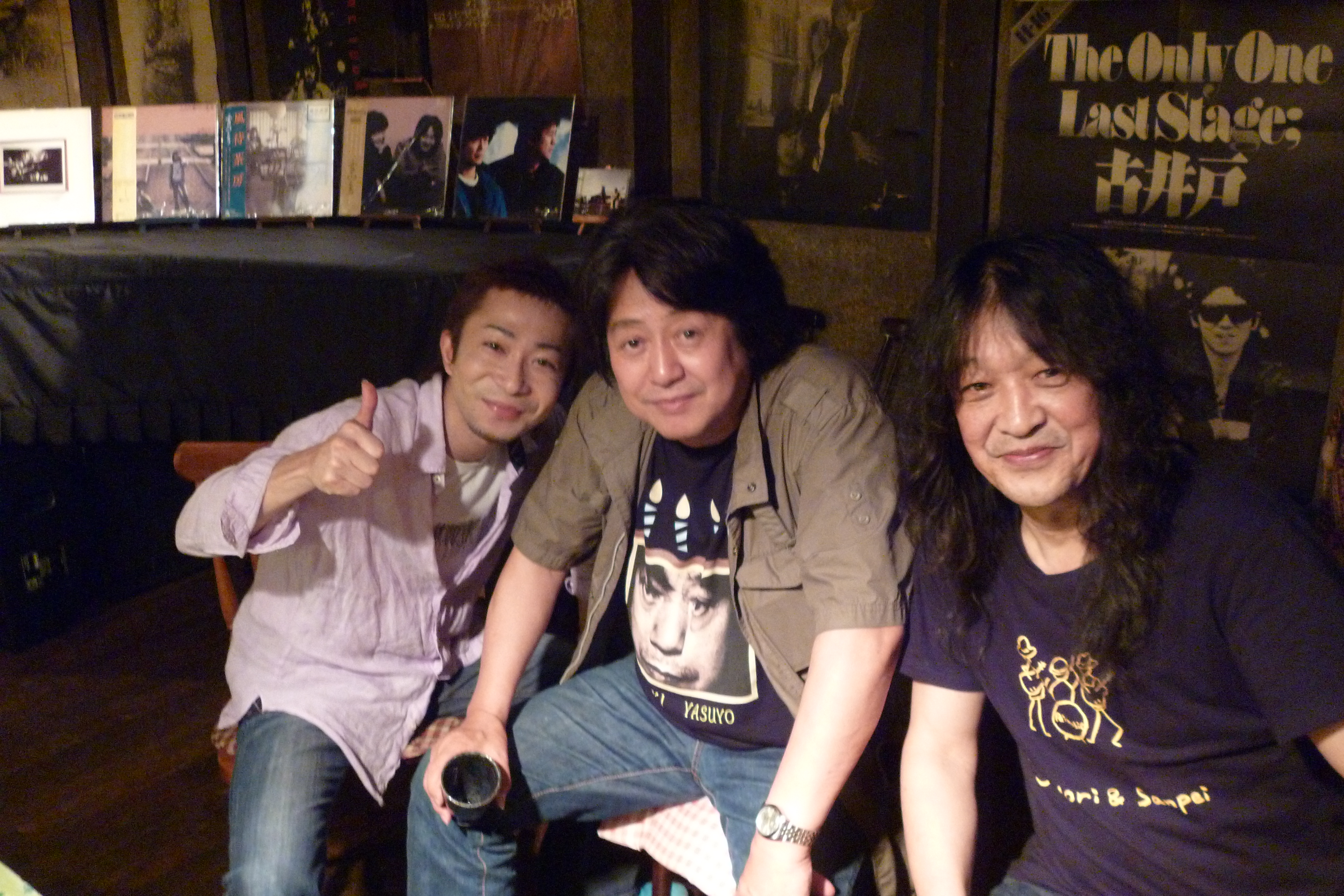 地元のシンガーソングライター・高橋真樹さん（左）とアーリータイムズマスターの野澤尚司さん。