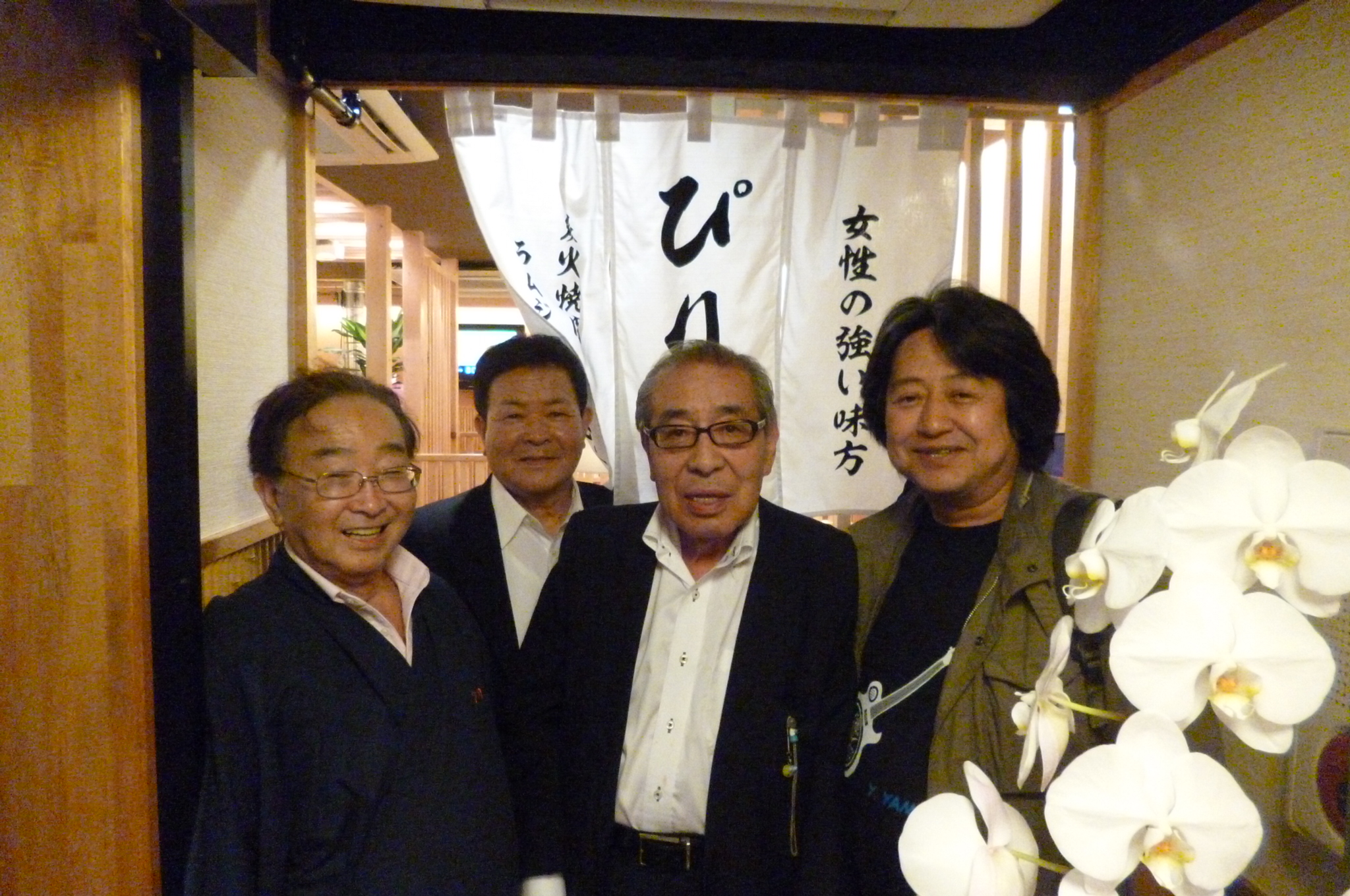 左から店のオーナー・大平さん、東京札幌会理事・金曽さん、同・渡辺会長、山木康世