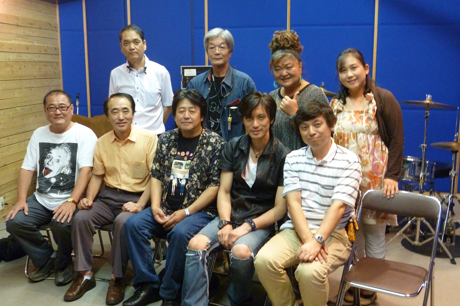 前列左から作詞家・川英雄さん、作曲家・武野良さん、BOSS、俳優でミュージシャンの毛利ケンイチさん、いわき市教育委員会の門馬さん。後列はいわき市の実行委員・根本さん、歌手の富士直美さんなどなど。