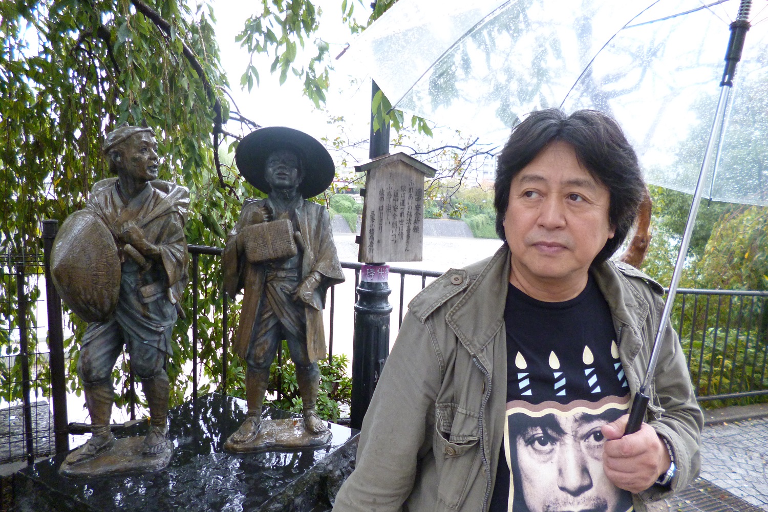 鴨川端の弥次さん喜多さんと一緒に記念撮影。