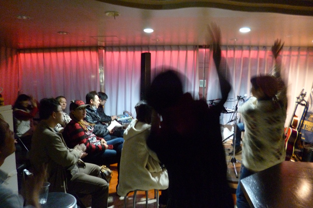 「真田幸村十勇士」では踊り隊が登場！客席でも踊ってサポートする人々がいました。BOSSはこの踊りを全国へ広めようと画策中。