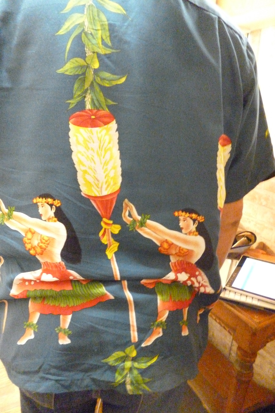 衣装のシャツにはフラダンサーがたくさん！ハワイツアーでも企画しますか。