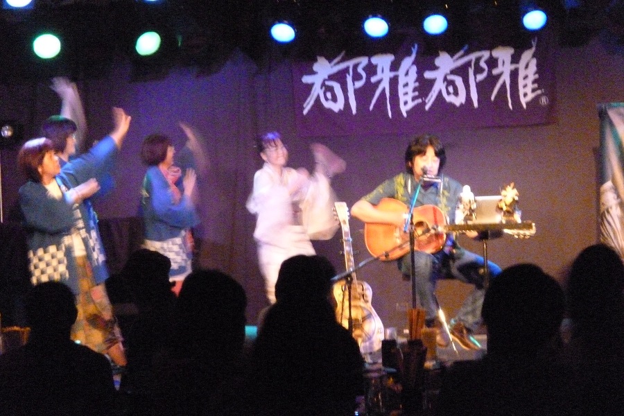 「真田幸村十勇士」踊り隊はこの日は4人。ステージの上で「おっと忘れちゃいけないよぉ！」