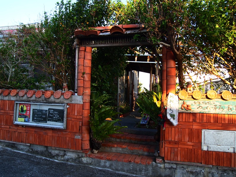 「ガリガリー」の入口。沖縄らしい赤瓦が素敵です