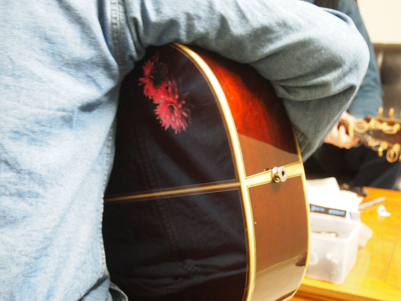テリーズYAMAKIモデル。ギターを抱えた後ろ姿にはダリア「バイオレットキミ」がくっきりと。YAMAKIモデル、まだまだ注文受付中です。