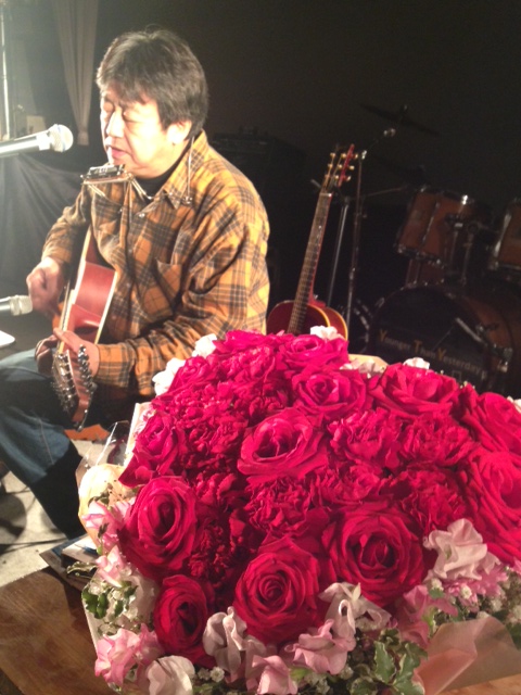 茅ヶ崎のお客様からいただいた大きなバレンタイン薔薇の花かご。横須賀のステージにも映えました。