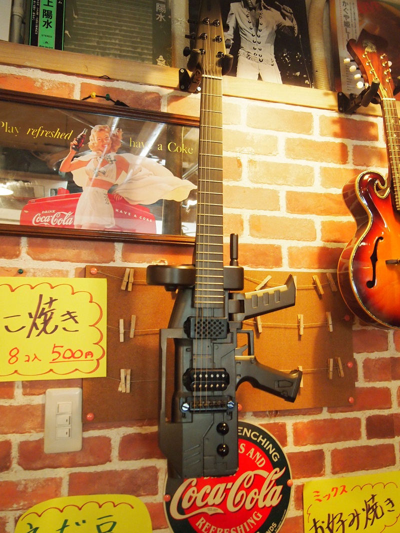 壁にはこんな機関銃のようなギターも！！