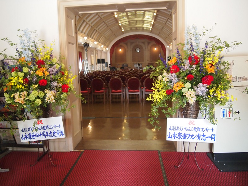 豪華なスタンド花が入り口を飾ります。