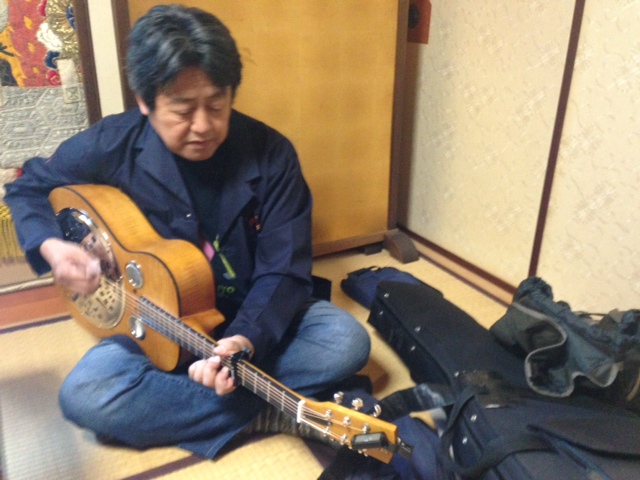 三吉神社社務所内の控え室で。この日入手した新しいドブロを試奏。