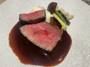 和牛もも肉のロースト　赤ワインソース